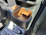 運転席・助手席の同じ位置にドリンクホルダーが付いています!取り出しやすい位置なのでとても便利です♪