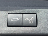 【パワーバックドア】スマートキーや運転席のボタンを押すだけでリアゲートが自動で開閉します!荷物を持っている時や、高い位置にあるバックドアを閉める際に便利な機能です♪