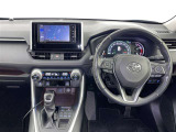 運転席まわりです。 各操作スイッチは使いやすい位置に配置されてます。