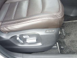 【パワーシート】運転席は10Wayの電動シートになっています。電動なので、きめ細かい調整ができます!自分自身の運転姿勢に合わせた、適切なドライビングポジションが確保できます♪