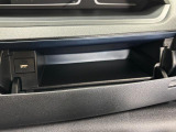 運転席側のインパネアッパーボックスは嬉しい収納!USBソケット付きでスマホの充電もできます!