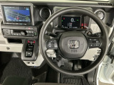 【ハンドル】運転にかかわる様々な操作を安全に行えるように視点移動が少なく操作性に配慮されたスイッチ類が凝縮されたコックピットです。