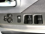 【電動格納ミラー】サイドミラーは電動格納式となっており、狭い駐車場でもキズがつくリスクを抑えられます。
