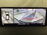 狭い場所での駐車やすれ違いなどでより的確な運転操作に役立つ360&deg;ビューモニターが装備されています。