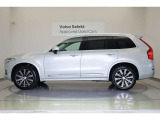 ロードクリアランスの大きなXC90は乗員の着座位置が高く、視界が良好です。また、着座位置の高さは安心感につながり、ストローク量の大きいサスペンションにより悪路でも快適な乗り心地を確保できる利点もあります。
