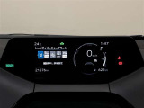 【トップマウントメーター】7インチディスプレイにミニマルなグラフィックメーターやLEDインジケーターを表示します。視線移動少なく表示が確認できる、運転に集中しやすい構成となっています。