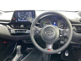 運転席まわりです。 各操作スイッチは使いやすい位置に配置されてます。