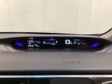 デジタル表示のスピードメーターとタコメーターを大きく配した見やすいメーター部になっています。左側のインフォメーション画面でオドメーターや燃費などの情報を確認できます。