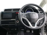 運転席側から見た写真です、お車にマッチングするように考えられたインパネデザイン!沢山のスイッチ類も運転される方が使いやすい位置に配置されていますね!