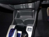 運転席と助手席の間にドリンクホルダーが付いています!