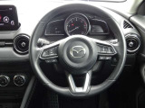 【運転席インテリアデザイン】左右対称のインテリアデザインでドライバーを包み込み運転に集中できるように設計されています。