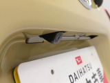 後退時に車両の後ろ側をモニター画面に表示します。車庫入れなどでバックする際に後方確認ができて便利です。車庫入れが苦手な人もこれで安心。(連動するナビ等の取り付けが必要になります)