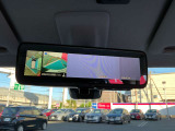 ルームミラーに映像を表示。モニターとミラーが同じ視線で確認できるので使い勝手にも優れてます。
