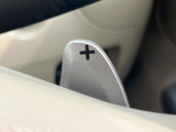 【パドルシフト】ハンドルから手を離さずに素早くシフトアップ&ダウンができるので、エンジンブレーキを使う下り坂や高速道路の合流で加速したい場面で役立ちます。