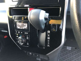 操作しやすいATシフトです。 シフトチェンジを気にしなくていいので運転だけに集中できますね。 自然と手に届くところにある、手になじむ形状のシフトノブがいいですね。
