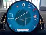 自動車業界初の円形有機ELディスプレイは、スマートフォンのように簡単に操作できます。