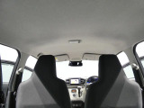 【天井】圧迫感を感じさせない高い天井。明るく開放的な室内空間で、運転席からも広々とした印象です。