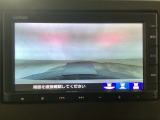 【バックカメラ】運転が苦手な方も車庫入れラクラクです!ギアをリバースに入れれば自動的に切り換わりますので、面倒な操作は不要です♪狭い駐車場もお車を傷つけず安心ですね!