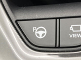 【リモート機能つきアドバンストパーク】専用スマートフォンアプリの使用で、車外から遠隔駐車・出庫が可能な先進機能。広い場所で乗り降りしたい時に便利です♪