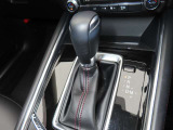 CX-5のシフトレバーです。MTモード付きの6ATで、しなやかな走りを支えます。