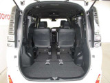 3列目シートは跳ね上げ式で折りたたみ可能です。キャンプ用品など大きな荷物もばっちり収納可能です!