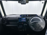 落ち着いたカラーの内装で、ゆったりと運転したい方に。