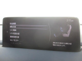 こちらのお車には先進安全装備が多数搭載されています。衝突被害を回避あるいは軽減するためのブレーキや、後方死角からの接近警報、車線逸脱を防止する警報装置など、詳しくはスタッフまでお尋ねください。