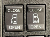 両側後部座席はパワースライドドアになっています。車内のスイッチで操作できるほか、車外からはワンタッチオープン、リモコン操作で予約ロック機能が操作できます。