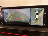 【パノラミックビューモニター】映像で、見づらい車両周辺の確認をアシスト。クルマを真上から見ているような映像を表示。 運転席から確認しにくい車両周囲の状況を把握。