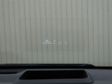 カラーヘッドアップディスプレイ付き。少ない視線移動で情報を確認できるので、運転の疲労軽減に繋がりますよ♪