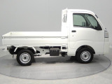 【右サイド】日々の作業で頼りになる5MT車。飽きのこない白のカラーは、どのようなシーンにも馴染むデザインです。