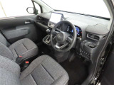 シンプルで使いやすいデザインの運転席です。