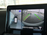 アラウンドビューモニターで運転席からクルマの前後左右の状況を確認できます。