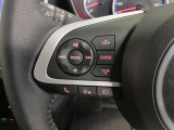 ステアリングには運転中でも簡単に操作できる各種スイッチついてます