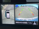 インテリジェント アラウンドビューモニター(移動物 検知機能付)空から見下ろしているかのような映像をディスプレイに映し出し、スムースな駐車をサポートします。
