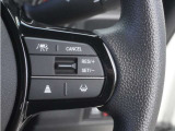 【アダプティブクルーズコントロール】ステアリングのスイッチを操作するとミリ波レーダーで先行車との距離を測定。設定を適切に保ちながら加速・減速、さらに停止まで自動に追従します。