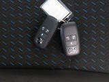 電子キーをポケットやカバンに入れているだけで、ドアの開錠・施錠が行えます。荷物を抱えていてもラクラク開閉です。エンジン始動も行えます。