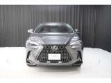 エクステリアは、一目でLEXUSとわかるスピンドルグリルを起点に、人が乗るキャビンの前後を大胆に絞り込んだ菱形のボディと力強く張り出したホイールフレアを融合させ、タイヤの存在を強調しています。