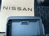 助手席シートアンダーボックスにも荷物が入ります。小物類の整理にも活躍します。