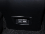 充電ケーブルなどが差し込めるソケットもついています。