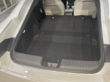 後席背もたれを倒せばちょっと大きめの荷物や長いものを積みたい時に便利です。
