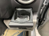 運転席と助手席には、格納式のドリンクホルダーが装備されています。