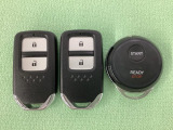 スマートキーを装備しています。鍵を差し込むことなくドアロックの開け閉めと、スタートボタン操作でのエンジンスタートができます。加えて、純正リモコンエンジンスターター用の操作キーもついています。