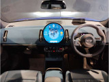 【機能的なコントロール・パネル】ドライバーがより直感的に操作できる様、コントローラーとスイッチ類を統合。きわめて高度な機能性と快適な操作フィーリングを実現しました☆