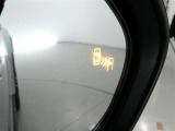 隣車線を走る車両をレーダーで検知し、ドアミラーでは確認しにくい後側方エリアに存在する車両に加え、急接近してくる車両も検知します。車両を検知するとドアミラーに搭載されたLEDインジケーターが点灯します。