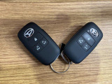 【スマートキー】 スマートキーを携帯していれば、ドアハンドルのボタンを押すだけでロックの解除ができます。