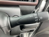 LEDライトによるヘッドランプはオートライトだけでなく、ハイビームコントロールにより、自動でハイビーム・ロービームの切り替えを行います。操作の手間を省き、安全運転をサポートします。
