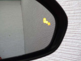 隣車線を走る車両をレーダーで検知し、ドアミラーでは確認しにくい後側方エリアに存在する車両に加え、急接近してくる車両も検知します。車両を検知するとドアミラーに搭載されたLEDインジケーターが点灯します。