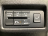 運転席脇のクラスタースイッチ部分にはカメラ切り替えスイッチ、パーキングセンサー、その他走行系スイッチを集中配置しております。