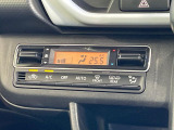 【オートエアコン】一度お好みの温度に設定すれば、車内の温度を検知し風量や温度を自動で調整。暑い&hellip;寒い&hellip;と何度もスイッチ操作をする必要はありません。快適な車内空間には必須の機能ですね♪